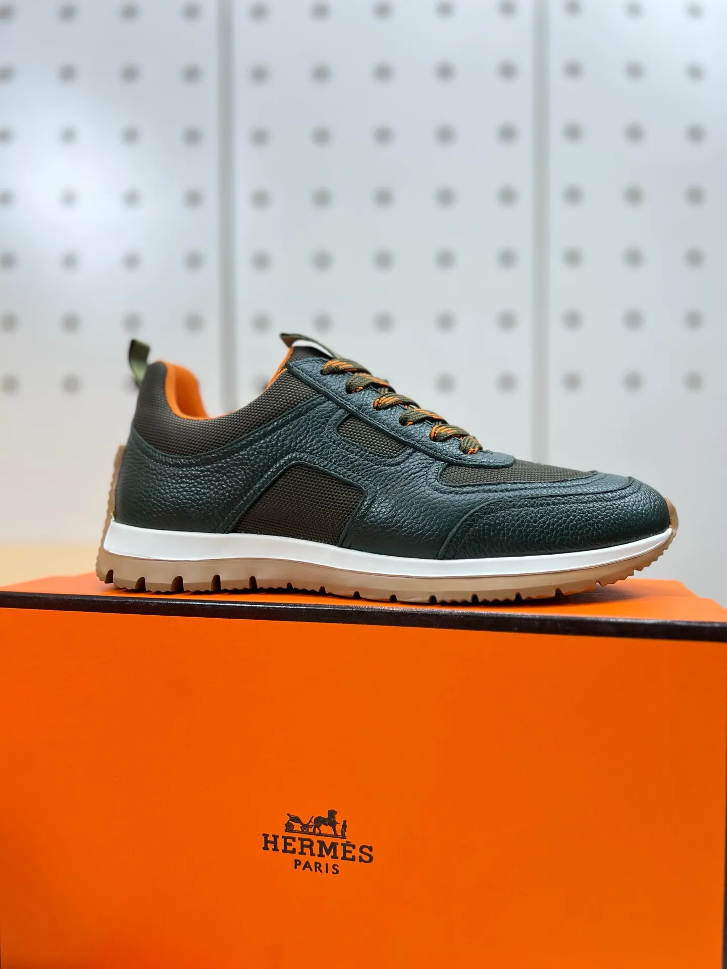 Factory price 640💰Hermes Jimmy men's sneakers, Hermes high-tech canvas and suede goatskin sneakers with grooved rubber soles. Create a modern hiking style. Honey-colored rubber sole, white rubber midsole, pumpkin-colored high-tech canvas lining Size: 38-44 (45 customized)